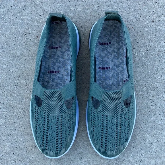Green slip on size 9 - Picture 3 of 9